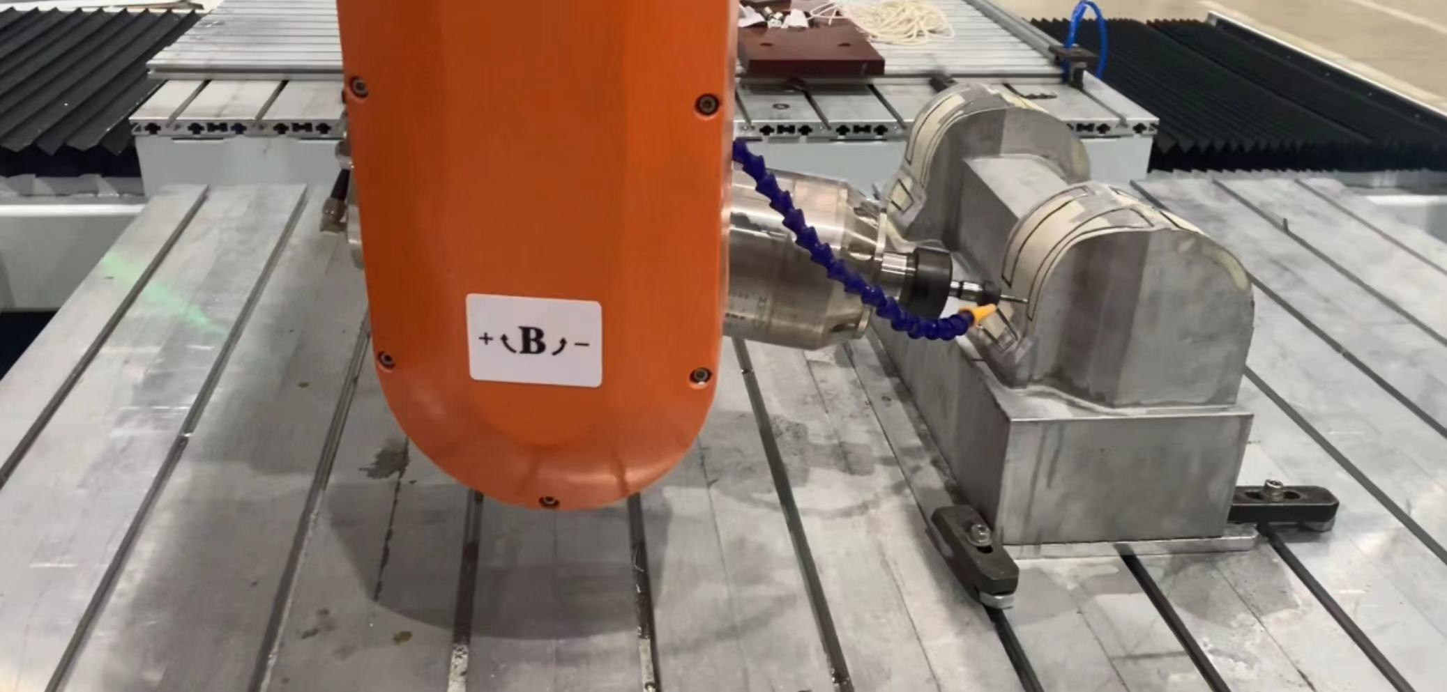 18알루미늄 금형 가공을 위한 5축 CNC 머시닝 센터.