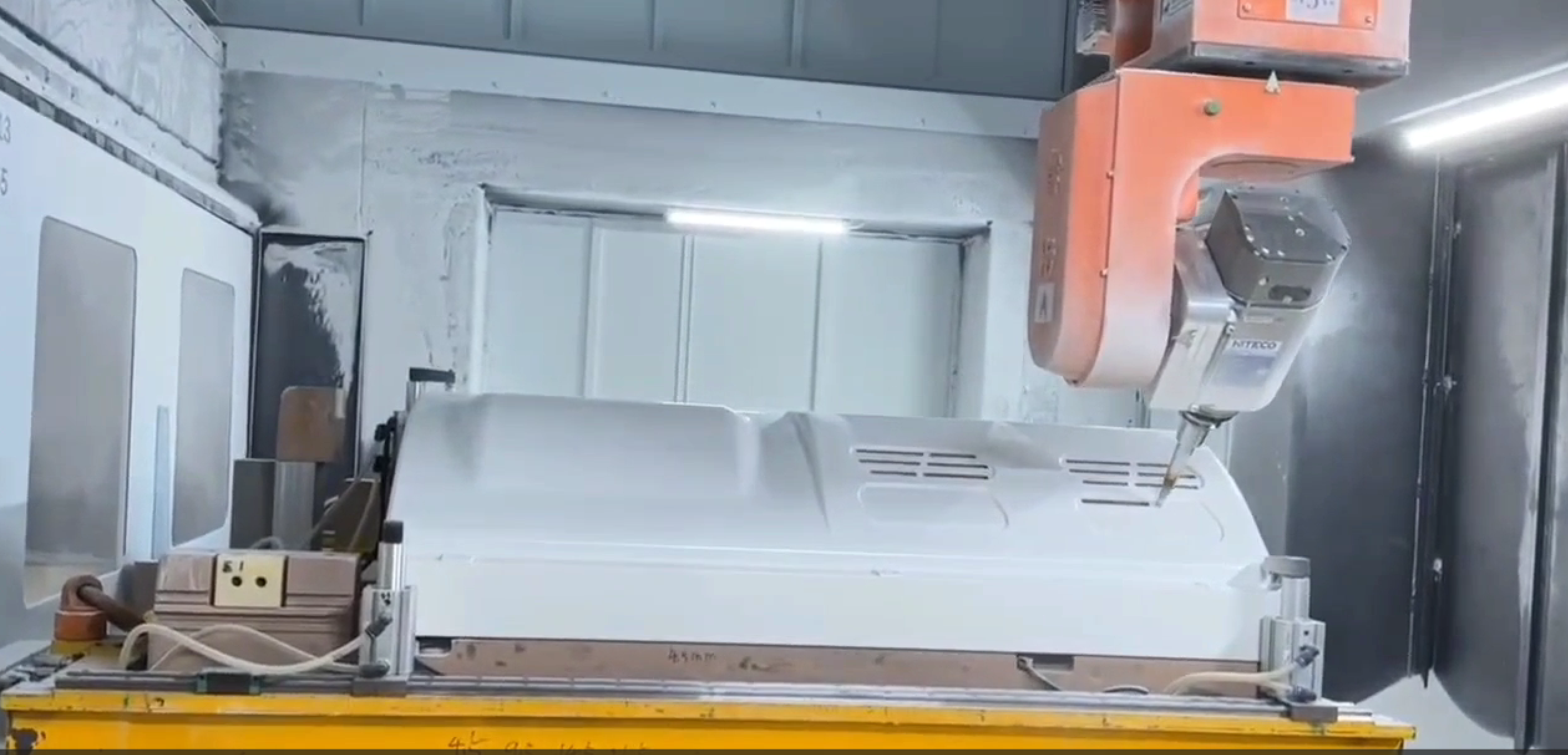 유리 섬유 절단 및 드릴링